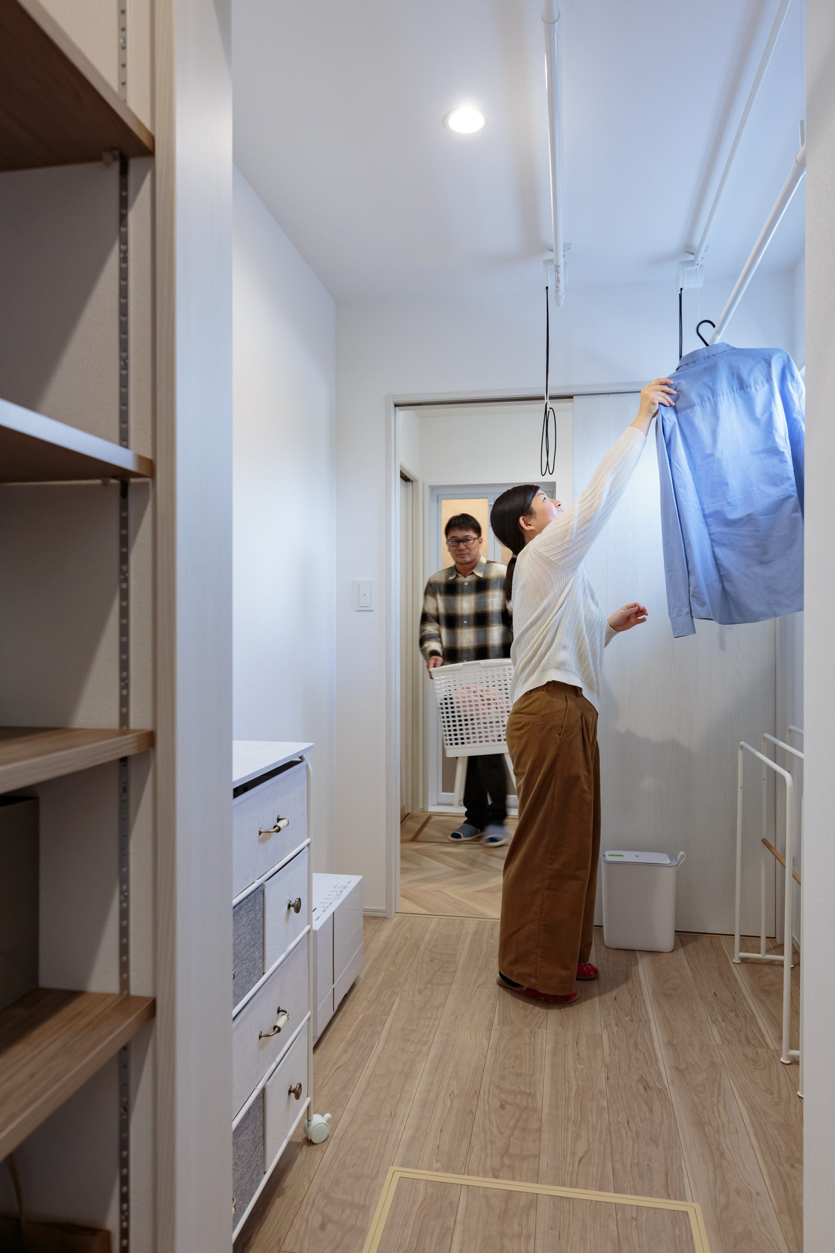共働きのご夫婦の念願だったランドリールーム。「寝る前に室内干しをしておけば、朝には乾いています。階段にアクセスしやすい位置にあるので、2階のクローゼットまで乾いた服を運ぶのも苦になりません」。