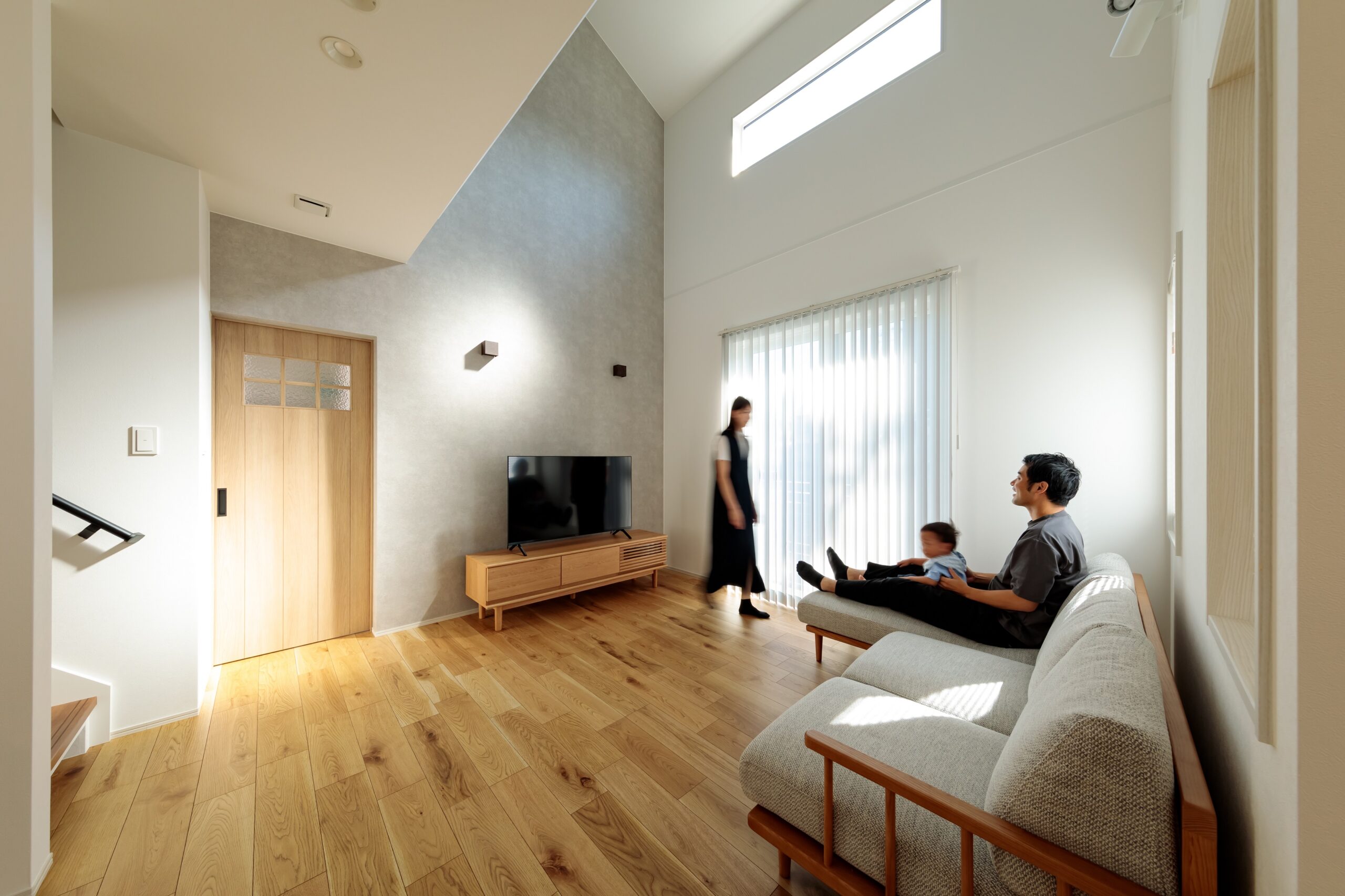 ハイサイドライトからも陽光がたっぷりと注ぐ陽だまりのようなリビングで、家族団らんのひと時をリラックスして過ごされているI様ファミリー。「朝から気持ちのいい家です」と暮らし心地を語って下さいました。