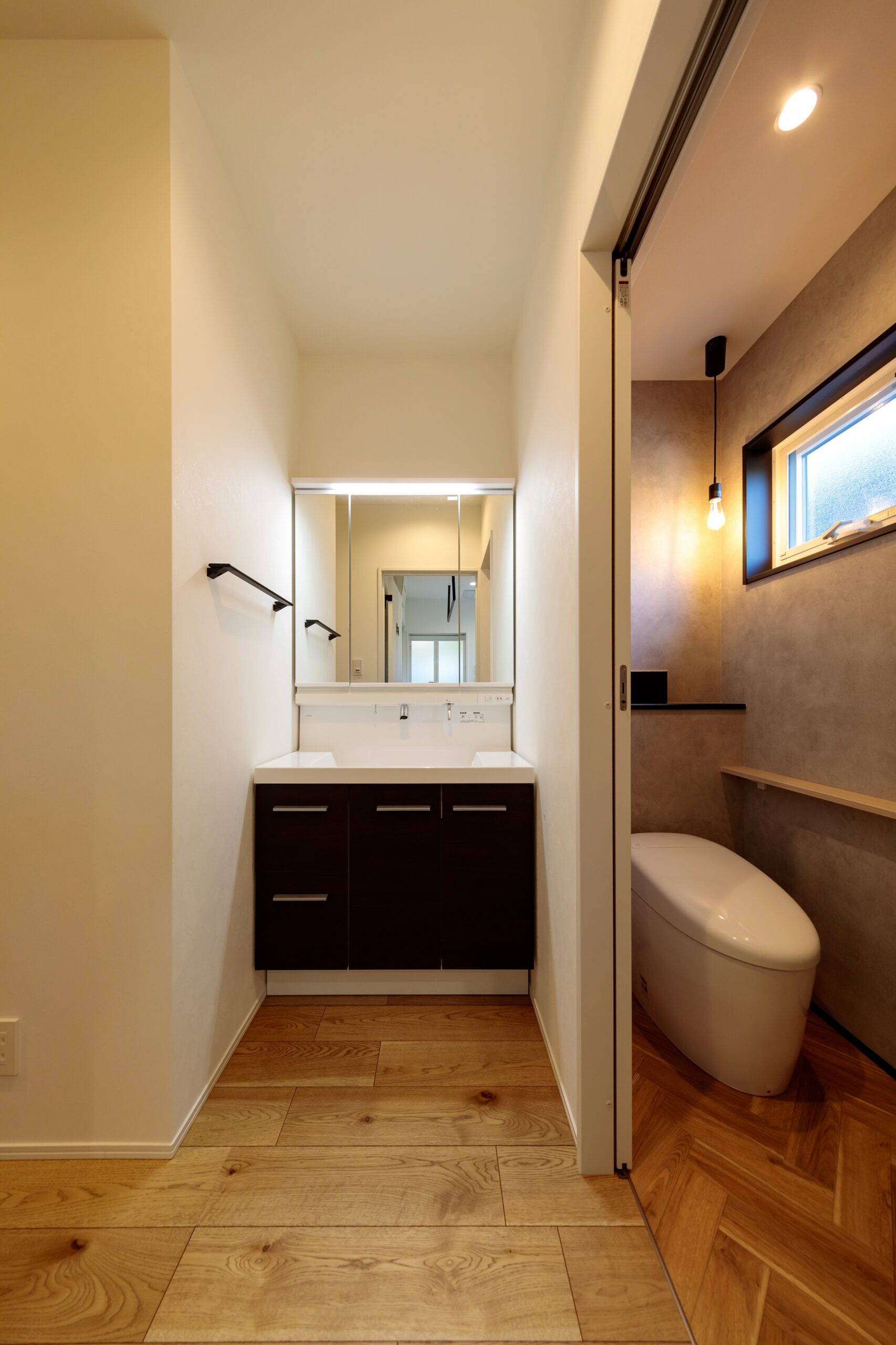 トイレ内に手洗い器を設置しないかわりに、トイレのすぐ横に洗面台をレイアウトしました。玄関ホールからも近く、帰宅後、リビングに入る前に先に手洗いを済ませることができるのも便利です。