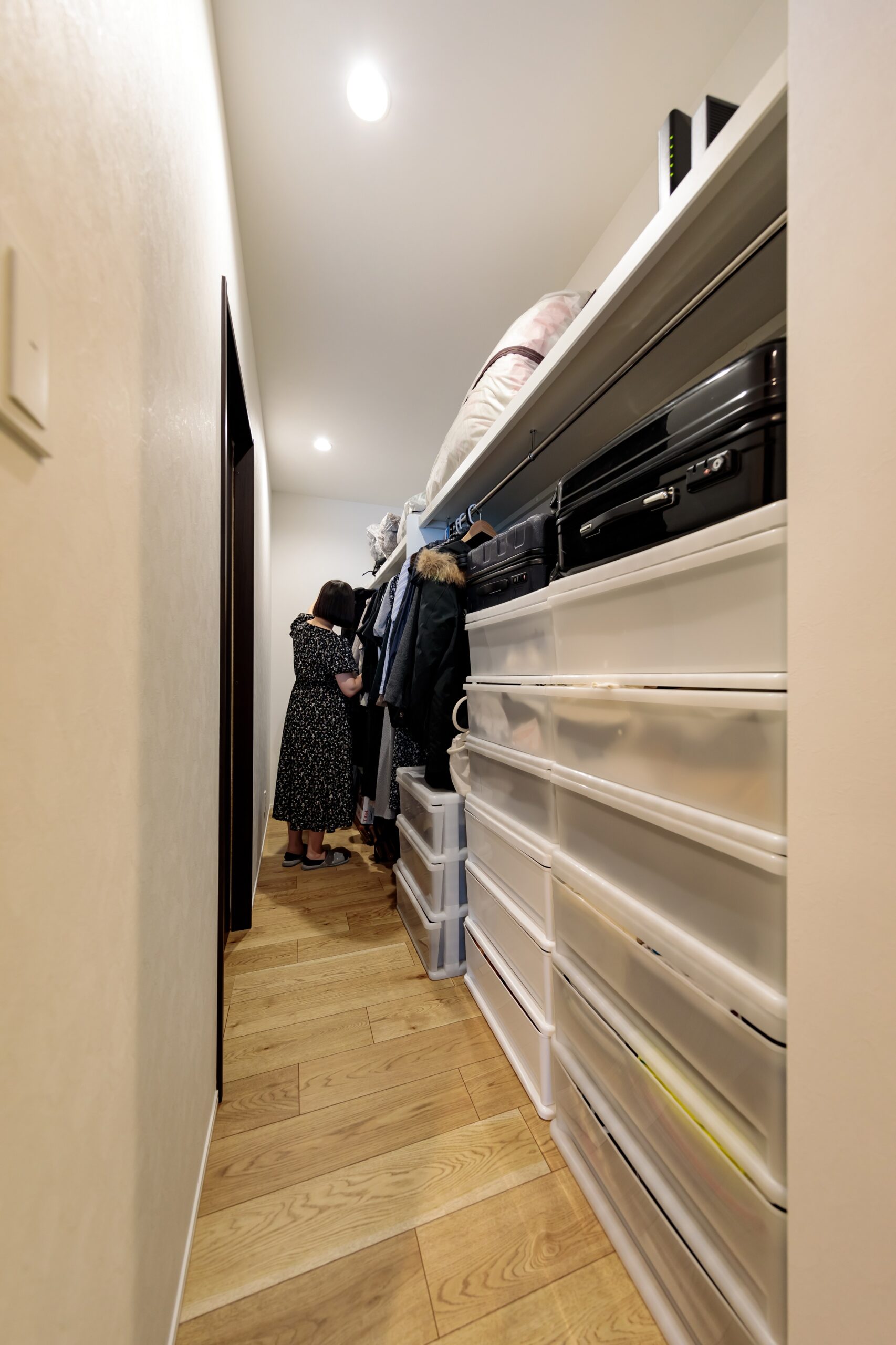 玄関ホールから書斎へ向かう通路とウォークインクローゼットを兼ねる工夫で空間を有効活用。衣類だけでなく、旅行・アウトドアグッズや布団などのかさばりがちなアイテムも収納できる余裕があります。
