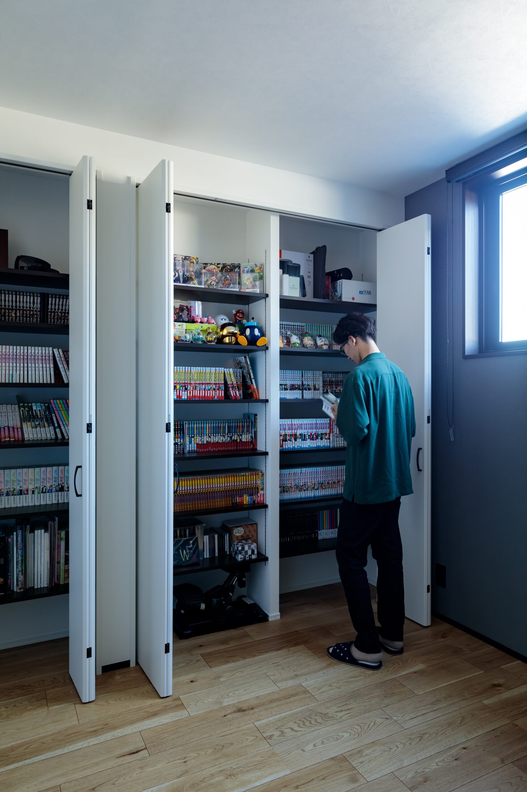 以前の家ではカラーボックスに並べていた漫画やフィギュアを飾りながら収納できる書棚や、日用品をストックするパントリーなど、物の定位置をしっかりと決めたことで「生活の圧迫感がなくなりました」とK様。