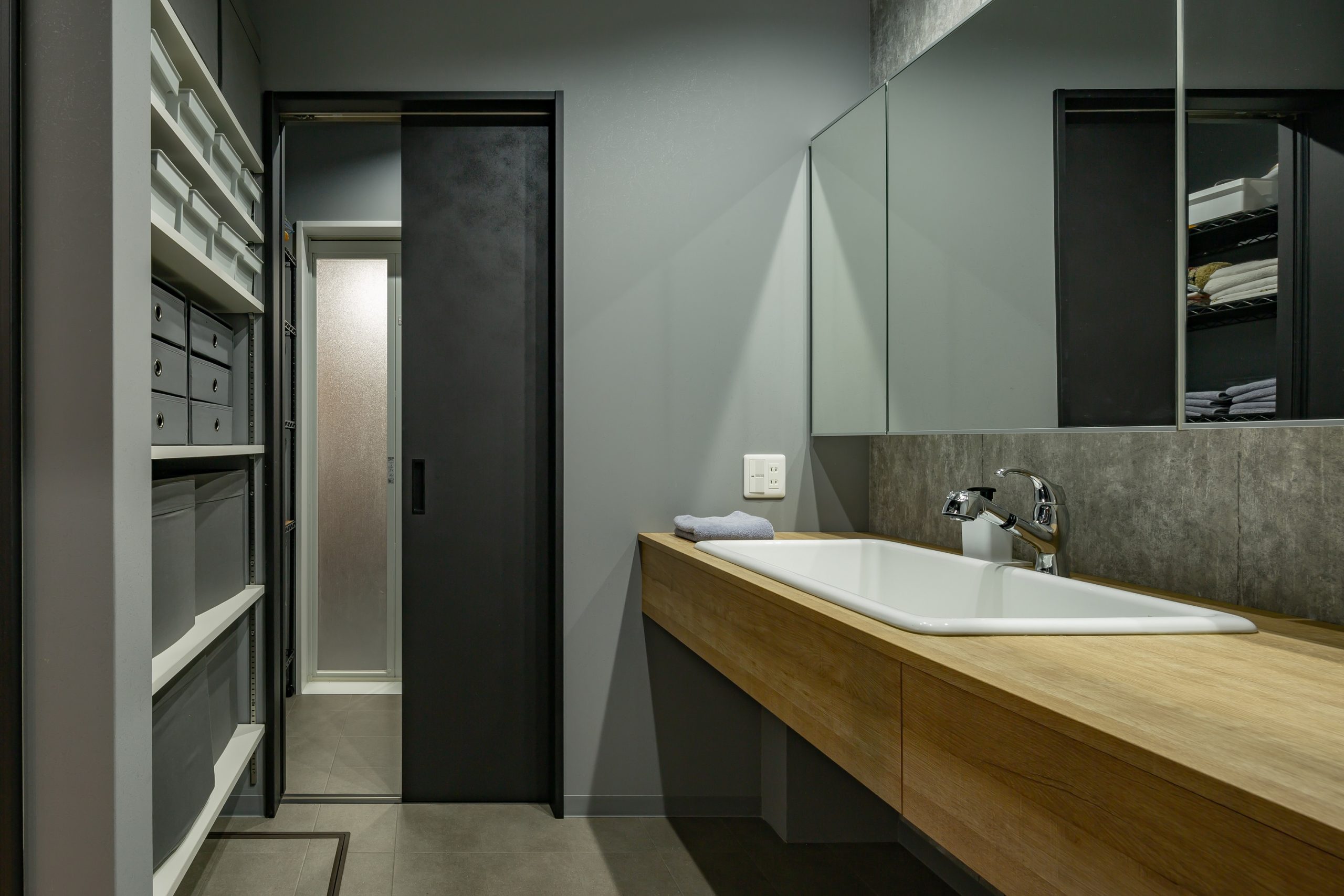 生活感が出やすい洗面室は機能的かつスッキリとデザイン