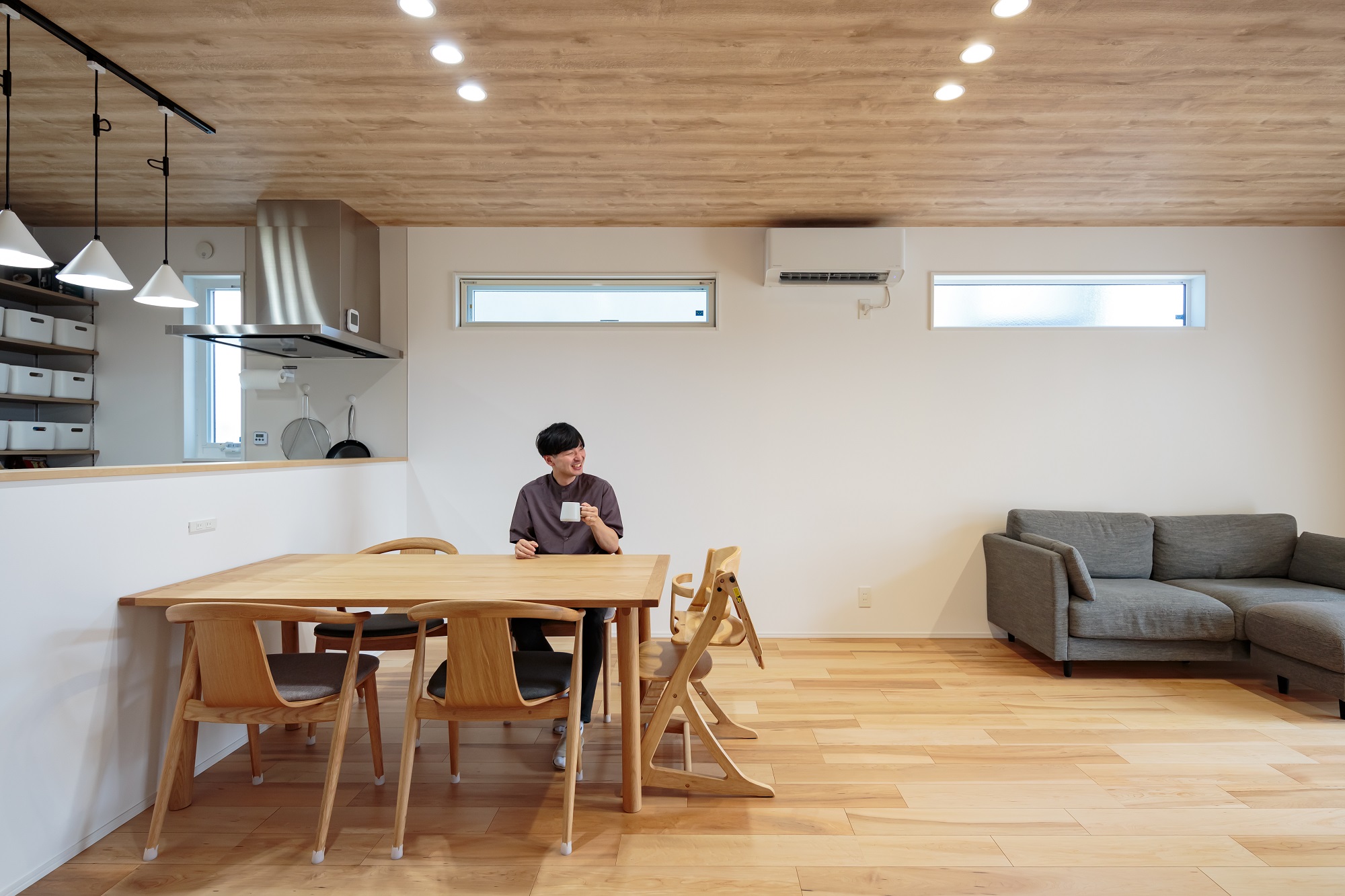 床と天井の木目を合わせ、シンプル×ナチュラルにスタイリング。グレーのソファとのコントラストもT様のお気に入り