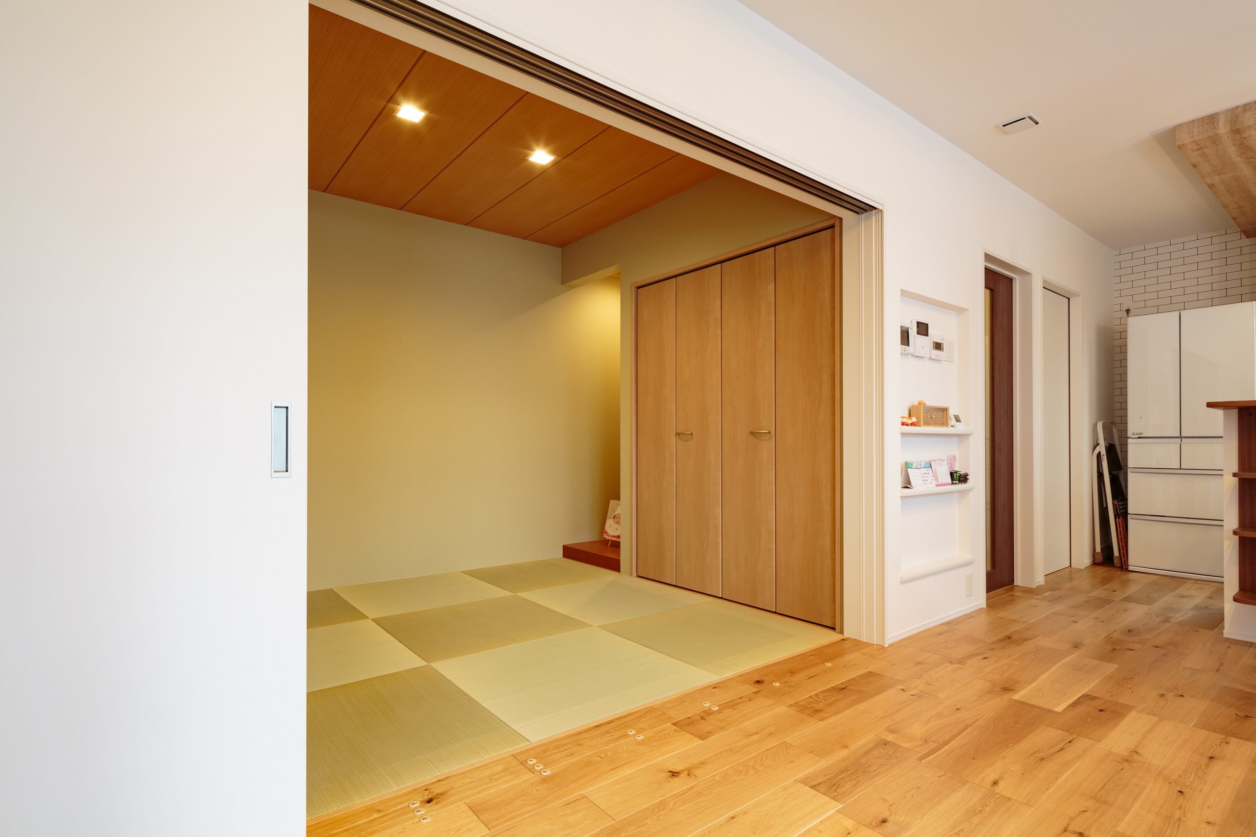おこもり感のある4.5畳の和室は床の間がある本格的な造り。段差がないので小さなお子様がいても安心です