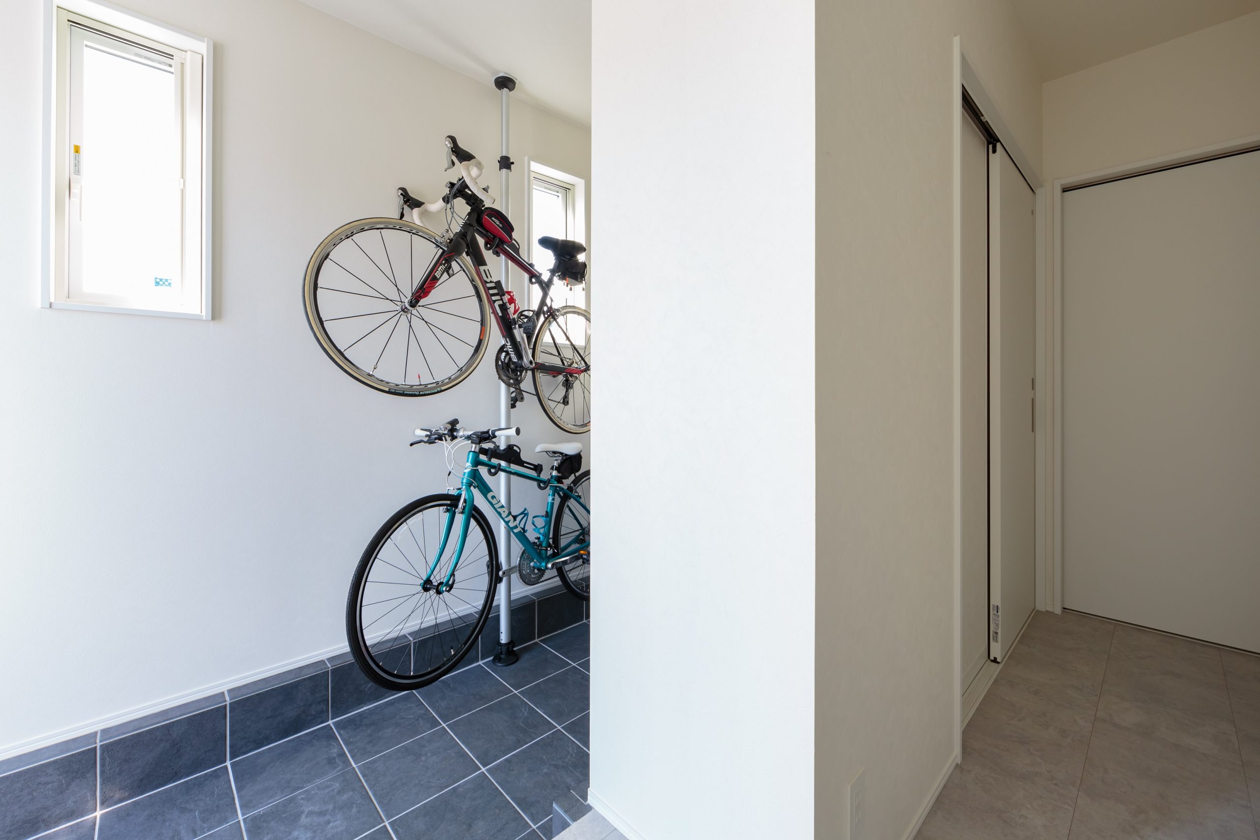 玄関とひと続きの土間収納スペース。ゆったりとした造りでご夫婦の趣味の自転車を飾りながら収納できます