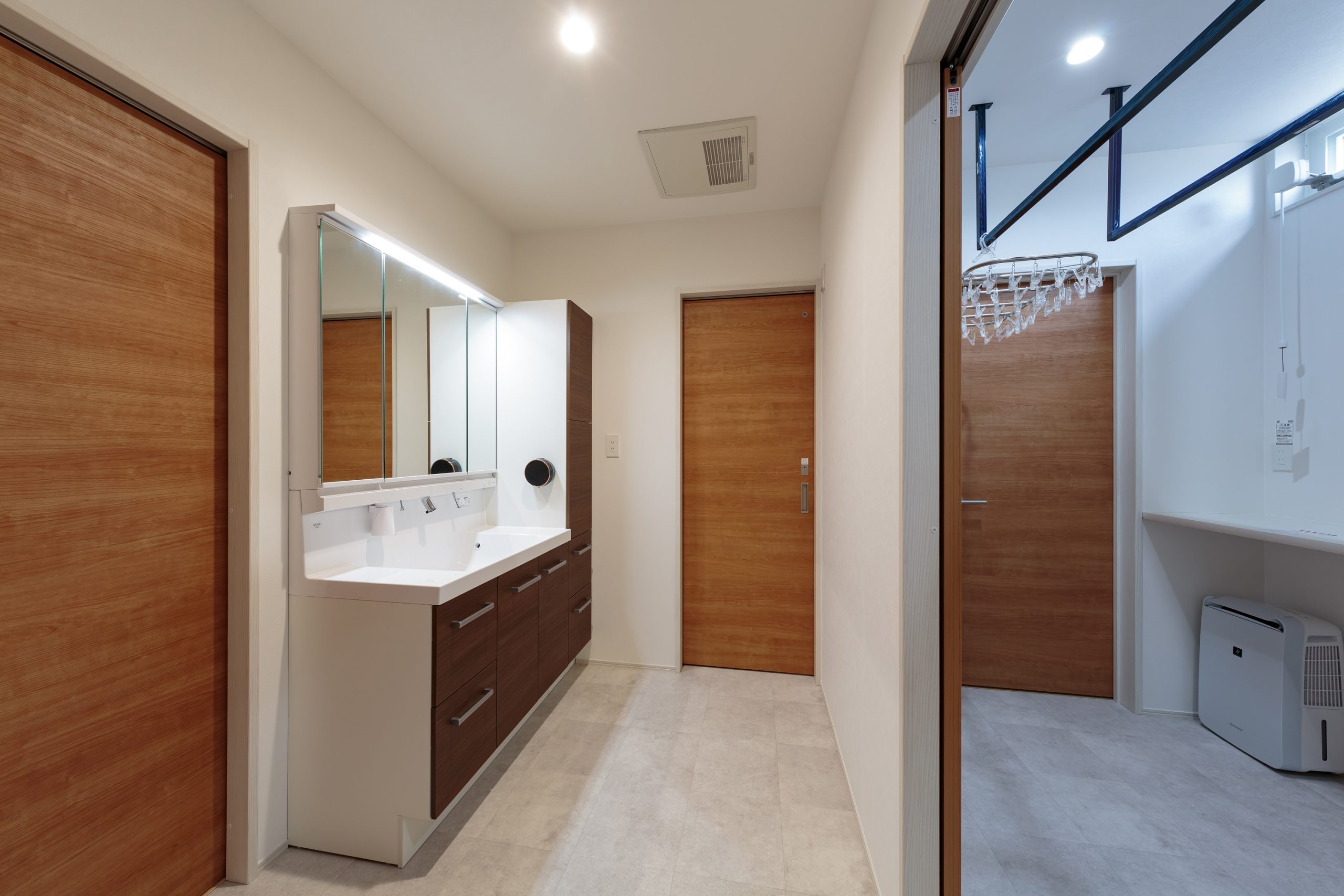 洗面室、脱衣室をランドリールームと分離したゆとりのある設計。それぞれの空間を広く使えて家事もはかどります