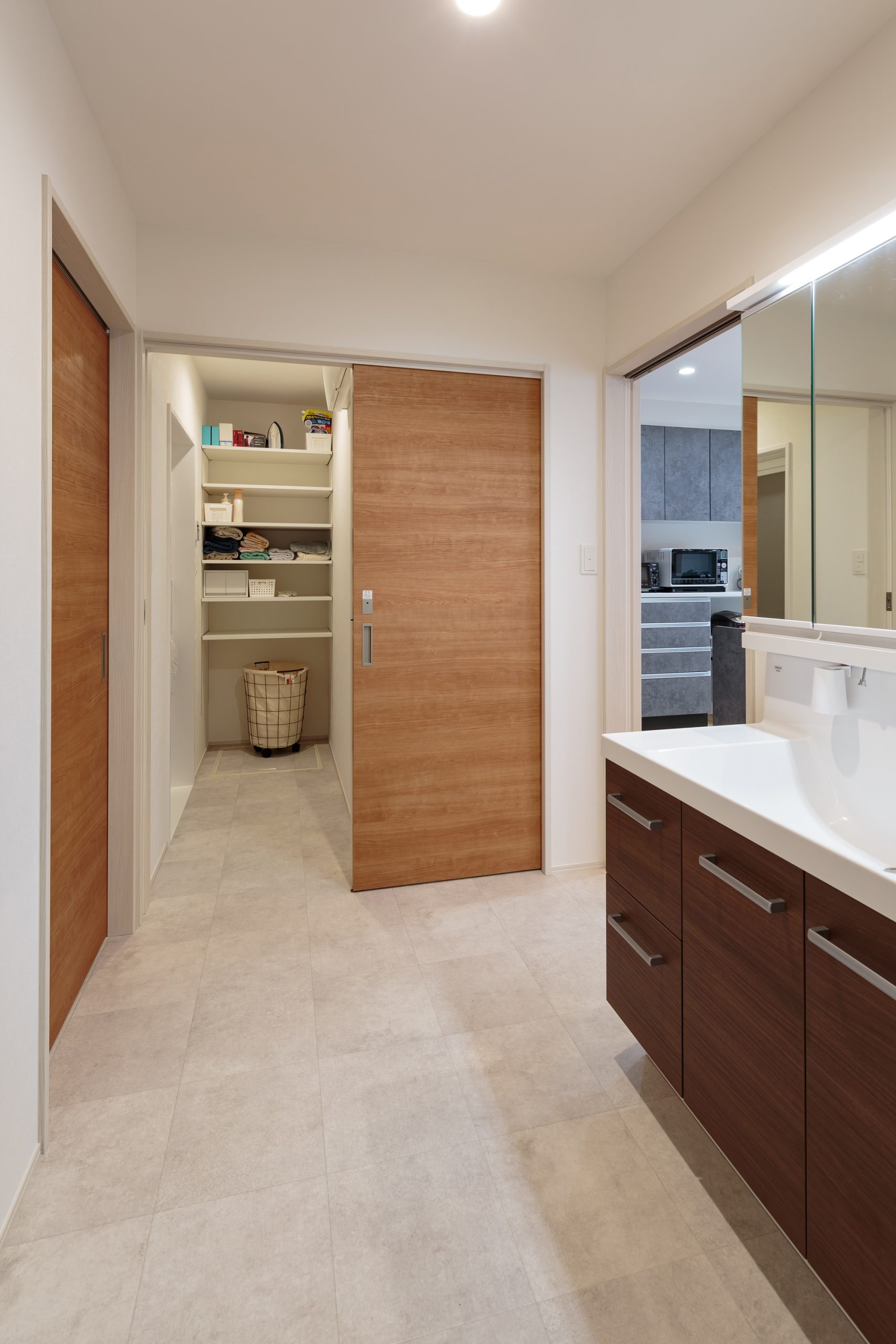 脱衣室は扉で仕切れる独立した空間。入浴中も気兼ねが不要で、家族間のプライバシーを大切にできる設計です