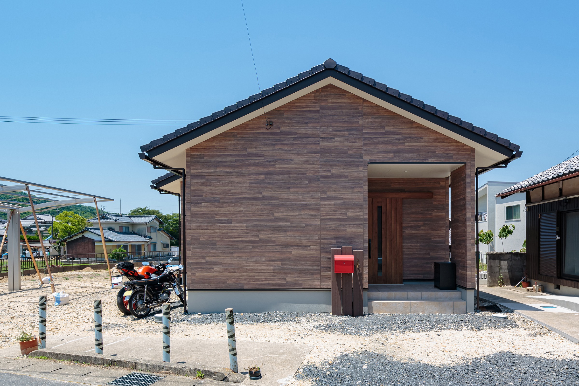 草津展示場で一目惚れした大屋根を採用した外観。自然豊かなロケーションに木目調の
デザインがよく映えます
