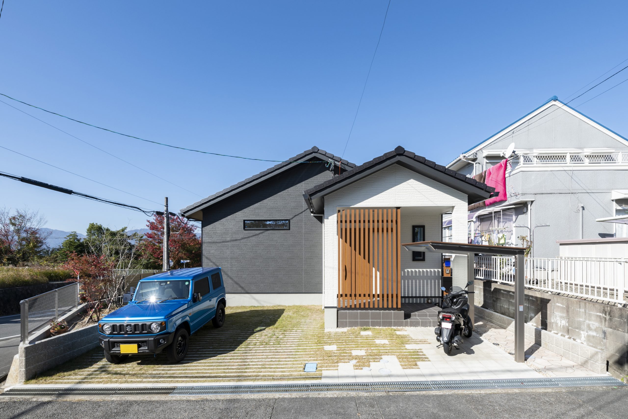 瓦屋根と木格子が京の町屋を思わせる和モダンな外観