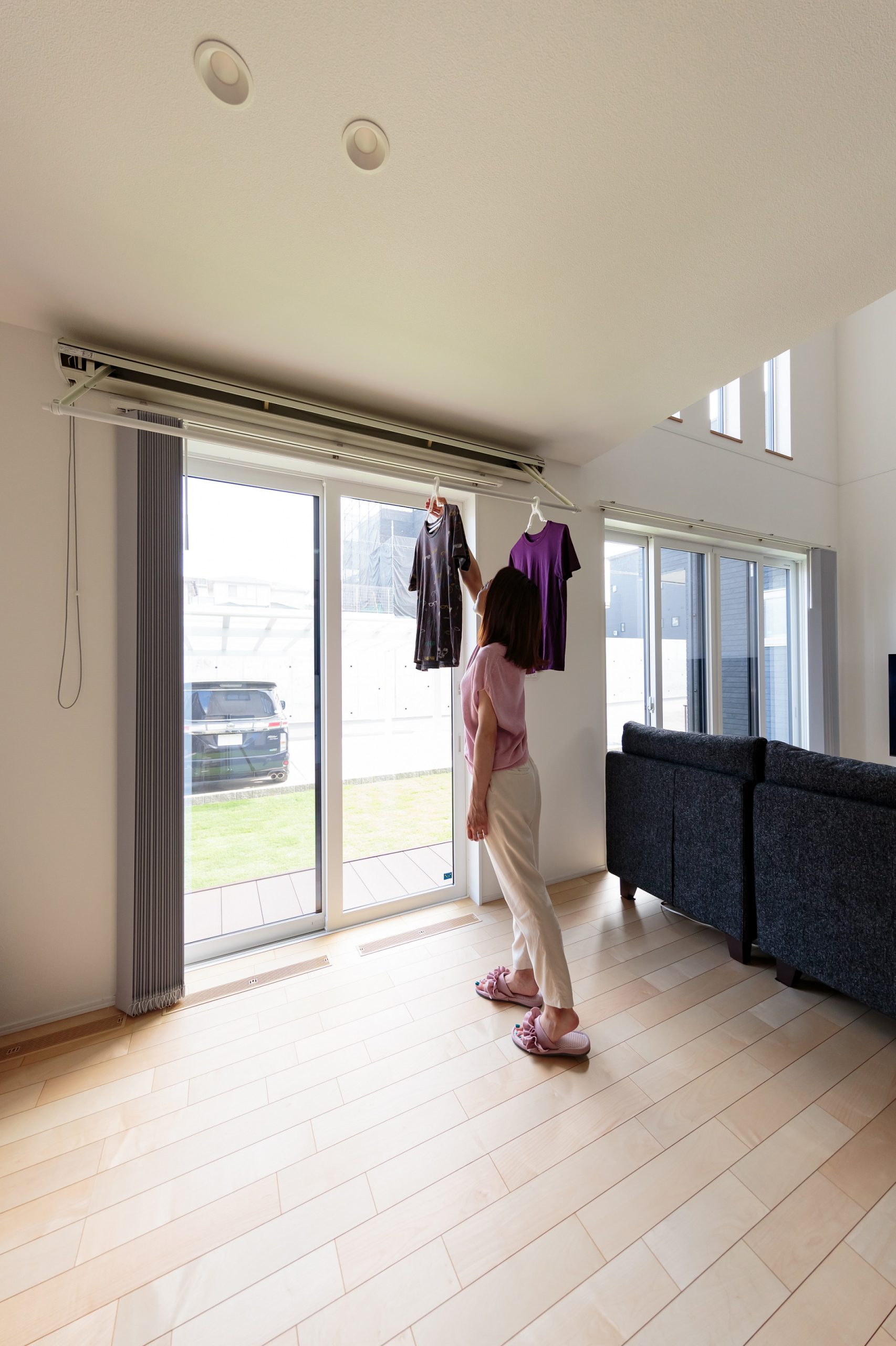 室内干しに対応できるよう、日当たりのいい窓辺に物干しバーを設置。ウッドデッキ側にも物干し金具を取り付けた、外干しと室内干しを使い分けられるコンパクトな洗濯動線がポイントです。