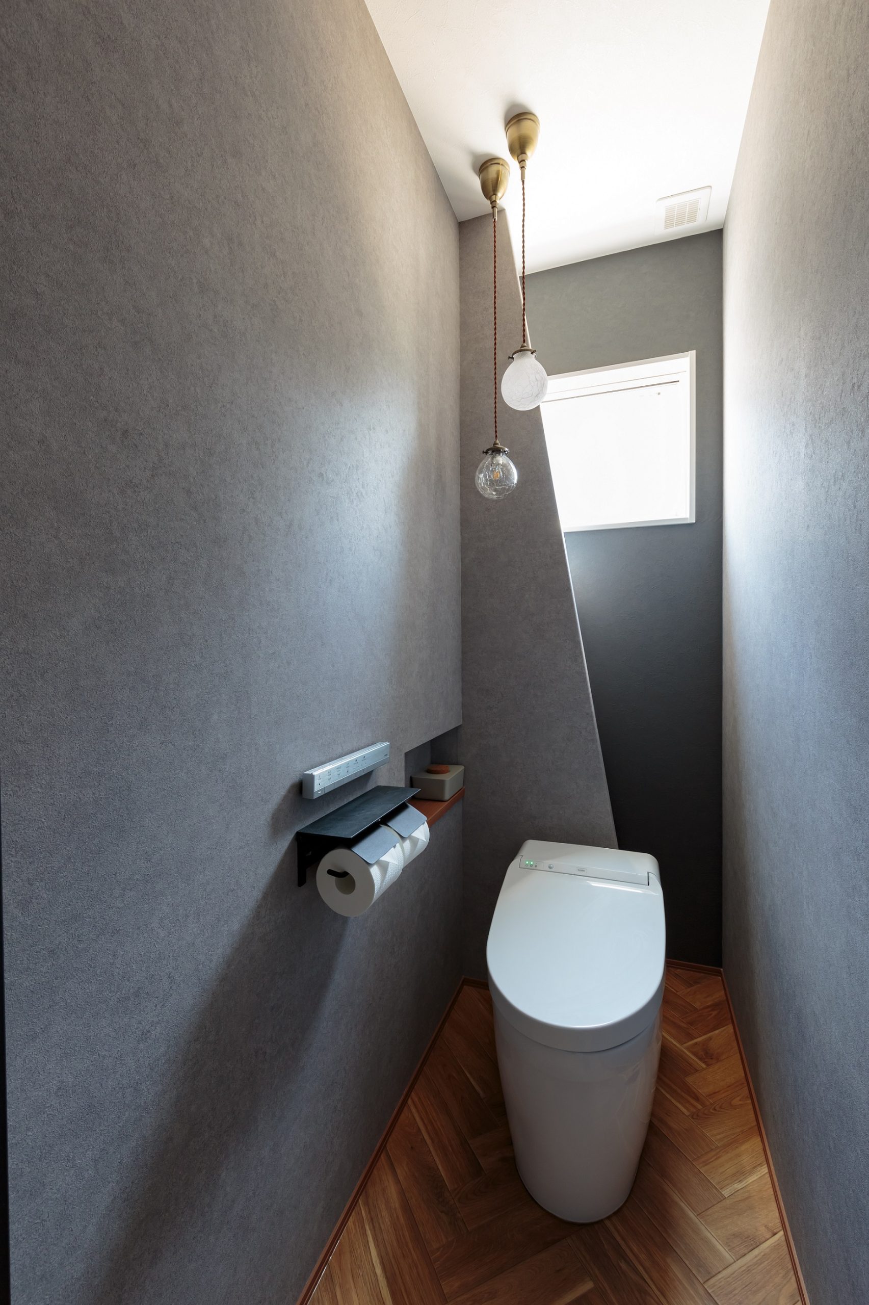 「トイレの収納スペース＆コンセントが視界に入らないようにしたい」というご要望を聞いていた現場監督が、目隠し用に袖壁を立てるアイデアを提案。個性的なデザインもT様のお気に入りになりました。
